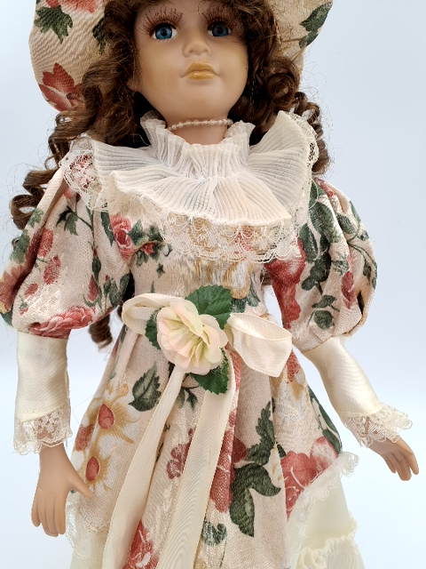 2. Porcelænsdukke m. blomsterkjole
